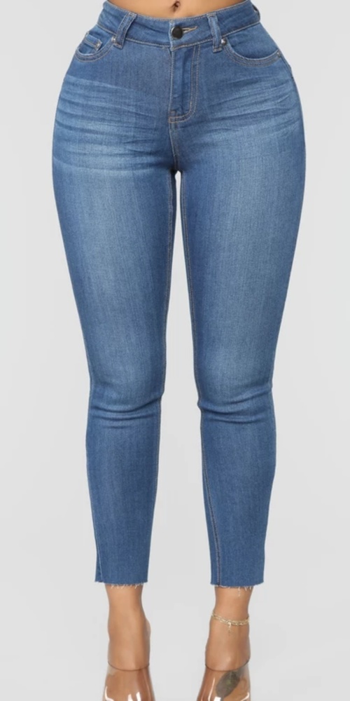 Ankle jeans with raw hem *sold out on site*